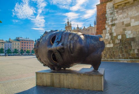Discover the “Eyeless head” sculpture in Krakow